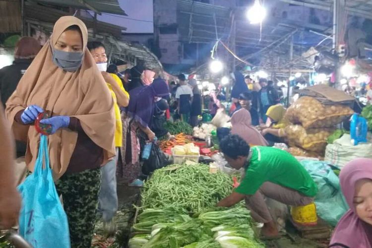ILUSTRASI. Pasar Km 5 Palembang di hari pertama penerapan PSBB [KOMPAS.com/AJI YK PUTRA]