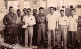 Brigjend. H. Hassan Basry (tengah) Diapit Barisan Pejuang Kalimantan (Sumber foto: https://www.suarakalimantan.com/ ) 