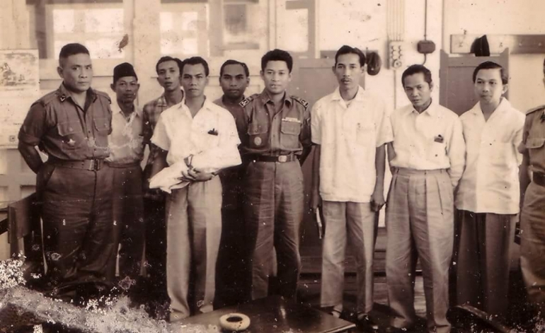 Brigjend. H. Hassan Basry (tengah) Diapit Barisan Pejuang Kalimantan (Sumber foto: https://www.suarakalimantan.com/ ) 