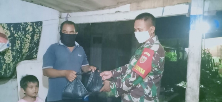 Pembagian zakat fitrah kepada warga binaan Koramil 1408-11/Bky di Kelurahan Daya, Sabtu (23/05020). | Imansyah Rukka