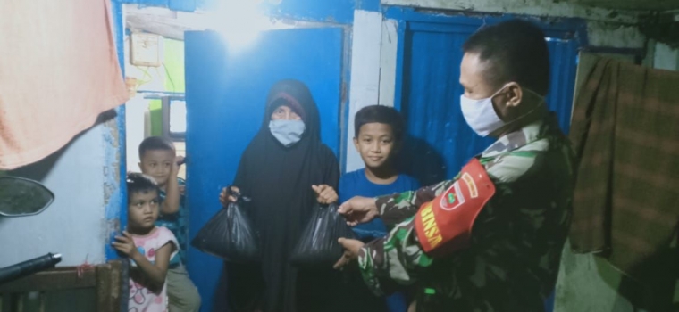 Serma Juhaib Babinsa Kel Daya Koramil 1408:-11/Bky berikan zakat fitrah kepada fakir miskin di wilayah binaannya, Sabtu (23/05). | Imansyah Rukka