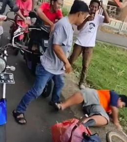 Aksi bully Firdaus dkk terhadap RZ (12) di Pangkep, Sulawesi Selatan. (dok: liputan6.com)