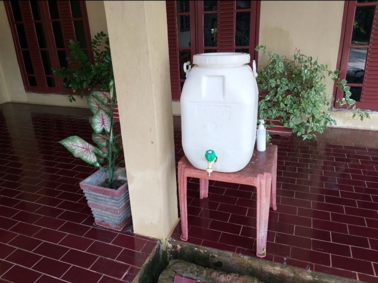 Gentong air di teras rumah. Dokpri