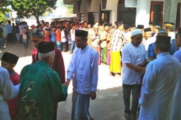 Warga Dusun Sorobayan Desa Banyuurip Kecamatan Tegalrejo Kabupaten Magelang saling bersalaman dalam tradisi ujung pada Hari Raya Idul Fitri 1439H, Jumat (15/6/2018).(KOMPAS.com/IKA FITRIANA )
