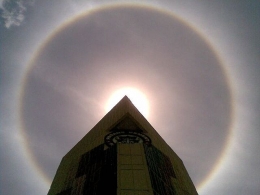 fenomena halo di atas PT Semen Padang, Padang, Indonesia, pada tanggal 2 October 2009, pukul 11:09 WIB | en.wikipedia.org