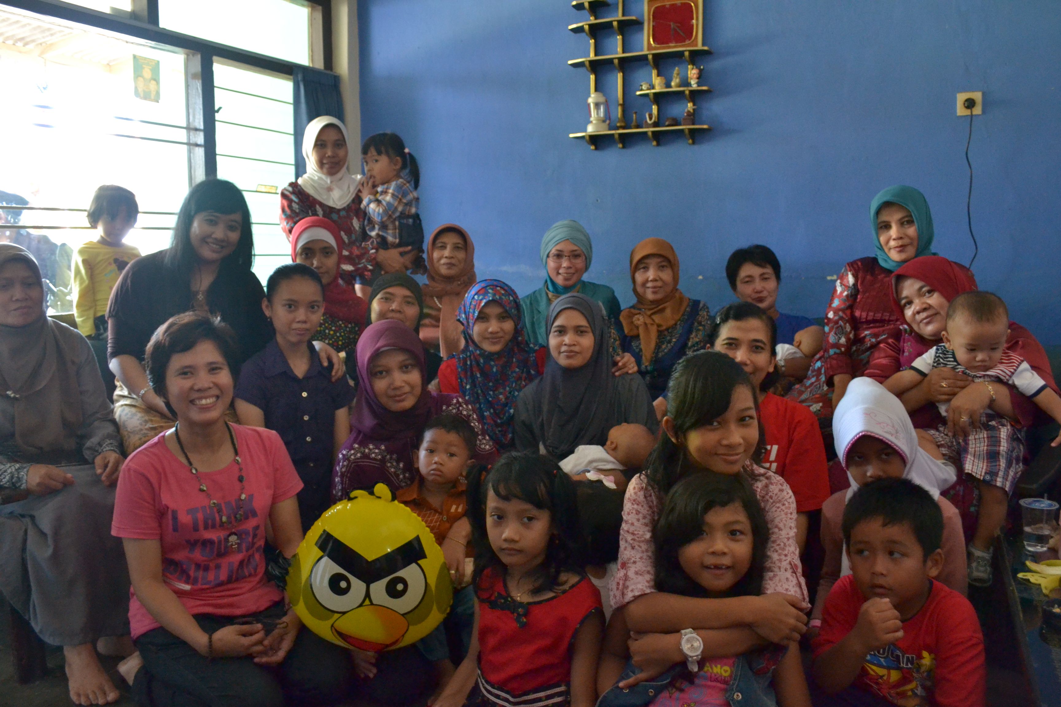 Foto Bersama Sepupu dan Keponakan di Rumah Ema dan Abah ( Dokumen Pribadi )