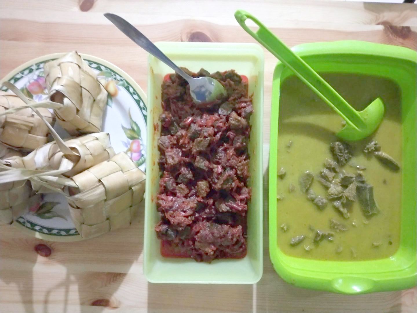 Padu padan menu masakan Idul Fitri, ketupat, sambal goreng hati dan empal gentong. (foto: dok. pribadi)