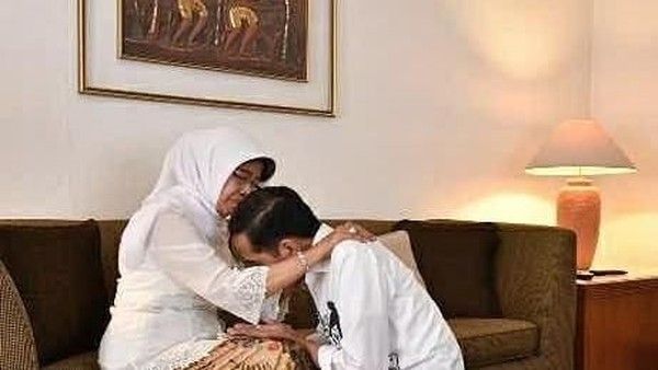 Pakde sungkem dengan Alm. Ibundanya (Instagram Jokowi)
