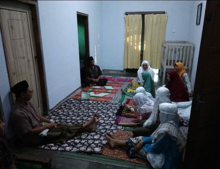 Usai shalat Idul Fitri bersama keluarga | dok.pri