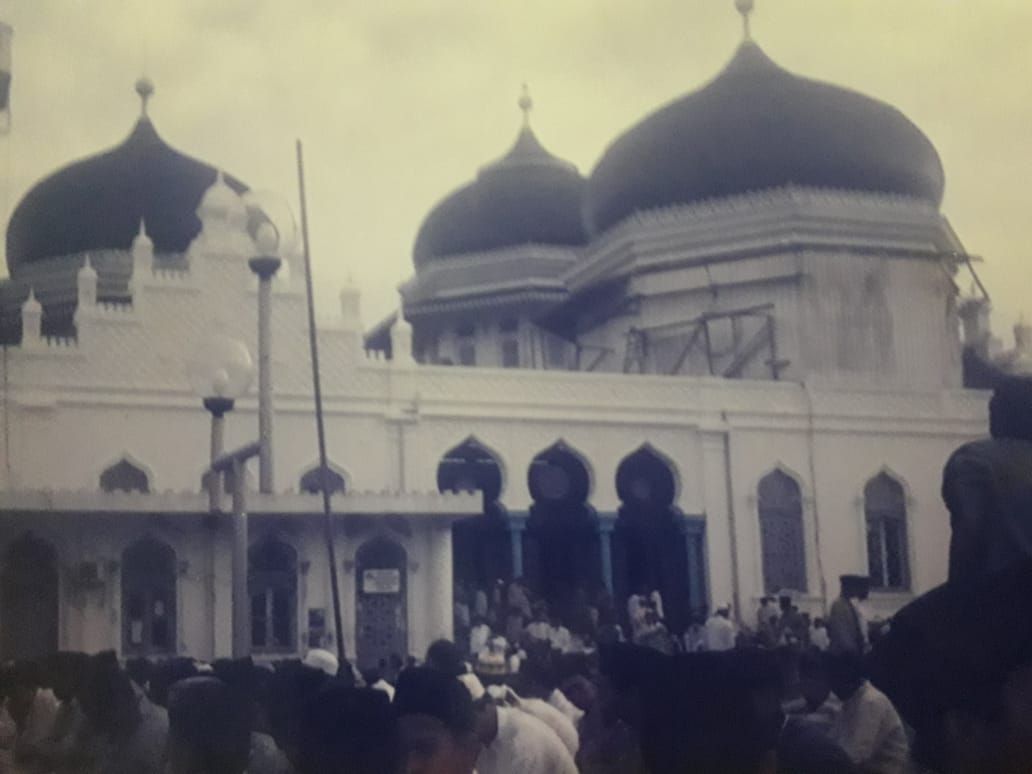 Suasana masjid Baiturrahman Banda Aceh tahun 2001 (dokpri) 