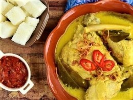 Opor Ayam, Ketupat dan Sambal. Sumber : https://www.cnnindonesia.com