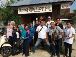 Wisatawan pasti penasaran dengan kopi di kedai Kong Djie Coffee. (foto: dok. Kemenpar)
