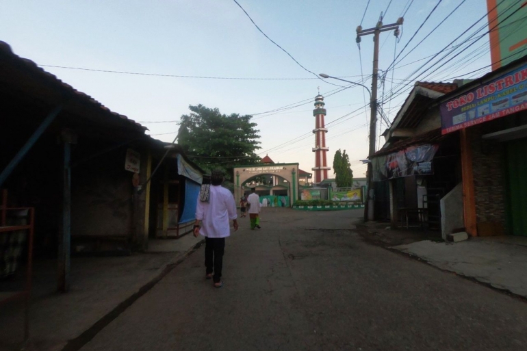 Beberapa warga menuju masjid untuk melaksanakan shalat Ied (foto: widikurniawan)