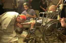 Ilustrasi Paus Fransiskus sedang mencium kaki seorang anak yang cacat (Sumber:24hoursworship.com)