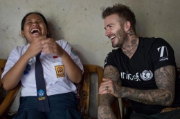 Duta Kehormatan UNICEF David Beckham tertawa bersama Sripun (15) di rumahnya di Semarang, Jawa Tengah, Indonesia, 27 Maret 2018. Sripun diunjuk oleh lingkungannya untuk menjadi agen perubahan dan berpartisipasi dalam program anti-bullying yang diinisiasi UNICEF.(dok. UNICEF/Indonesia/Modola) | regional.kompas.com
