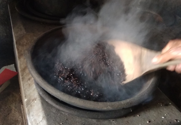 Proses meroasting kopi. (Sumber : Dokumen Penulis)