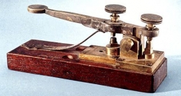 Peralatan teknologi telegrafik buatan Morse yang disimpan di Museum Smithsonian. (Foto: smithsonian.com)