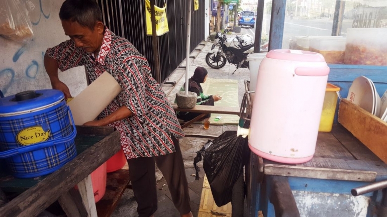 Pak Edi sedang membungkus nasi (dok. pri).