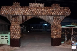 Pintu Gerbang sebuah kampung di provinsi Yala, Thailand Selatan dibangun dengan kulit kelapa (ist)