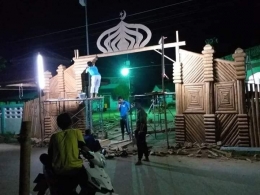 Pemuda kampung di provinsi Pattani, Thailand Selatan sedang membina sebuah gerbang Masjid di Malam lebaran Idulfitri (ist)