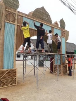 perpaduan dalam membina pintu gerbang menyambut Idulfitri menjadi tradisi yang masih utuh di wilayah Patani, Thailand Selatan (ist)