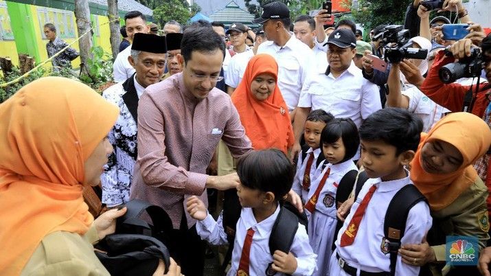 Mas Nadiem meninjau langsung kondisi SD Negeri Cirimekar 02, Cibinong, Bogor, Jawa Barat, Senin (6/1/2020). (CNBC Indonesia/Muhammad Sabki)