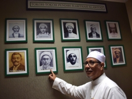 Habib Zein bin Umar bin Smith menunjukkan foto para sayyid di ruangan kerja Rabithah Alawiyah, Jakarta | Tirto.id