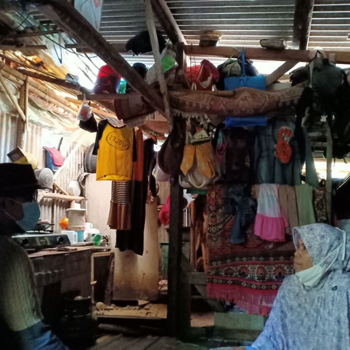 Saung ukuran 4,5 meter ini ditempati 4 anggota keluarga dan seatap dengan ayam peliharaan. Foto: Djasepudin.