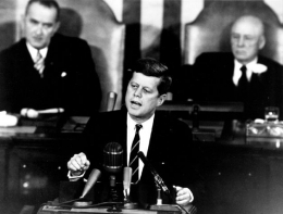 Presiden JFK berpidato di depan Kongres AS pada 25 Mei 1961. (Foto: NASA)