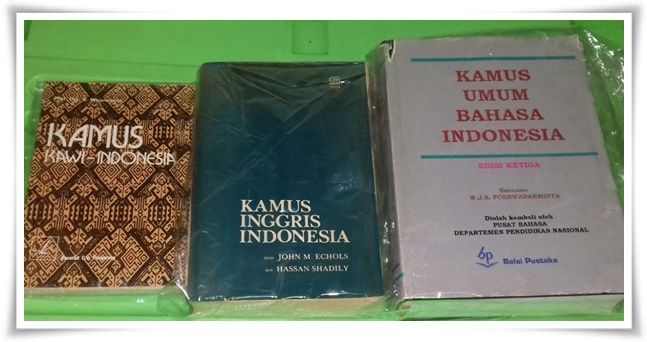Tiga kamus karya leksikograf Indonesia (Dokpri)