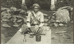 Doekoen van Kandangan, nabij Loemadjang (1925) | Koleksi KITLV