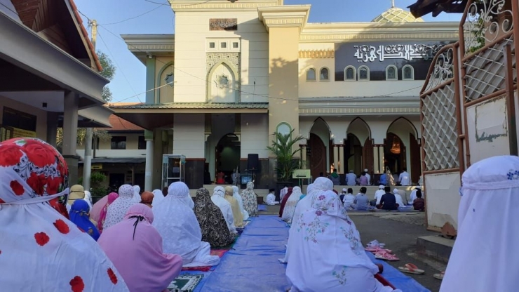 Salat Idul Fitri saat PSBB di Masjid Ath-Thohiriyah Bungkuk Singosari Malang, tetap menerapkan protokol kesehatan; dokpri.