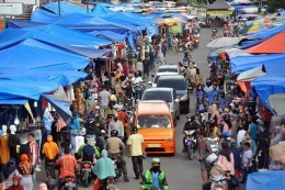 Pasar yang membludak menjelang Lebaran, sumber: Antara.com/Iggoy El Fitra