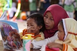 Bercerita kepada anak (Sahabat Keluarga Kemendikbud / Fuji Rachman) 