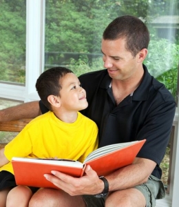 Ayah mengajarkan anak|daycarehotline.com