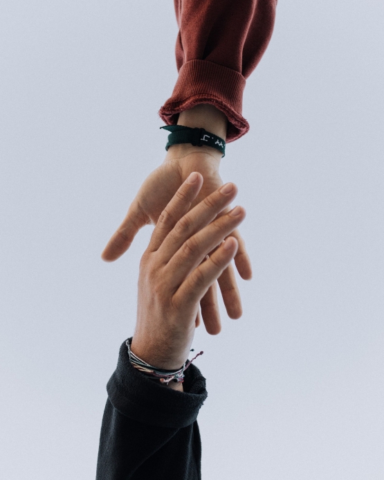 Berpikir positif dengan membantu orang lain. | Foto: unsplash.com