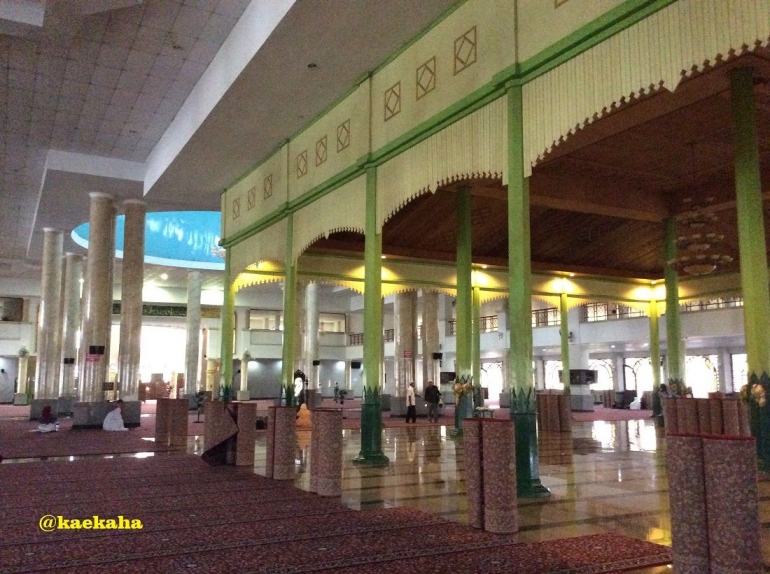 Situs Peninggalan Masjid Lama di dalam bangunan Masjid Baru Al Karomah, Martapura, Kalimantan Selatan | @kaekaha