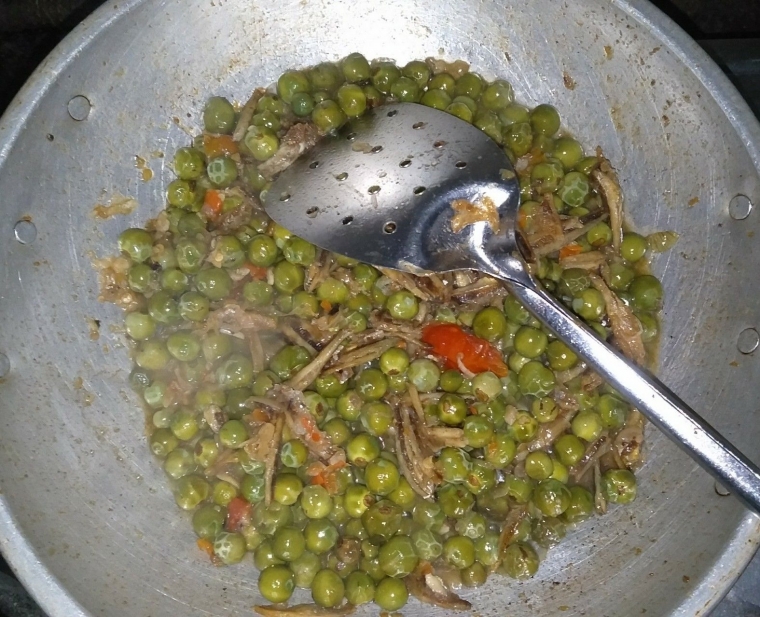 Teri yang sudah digoreng dicampurkan dengan terong pokak dan bumbu | dok.pri