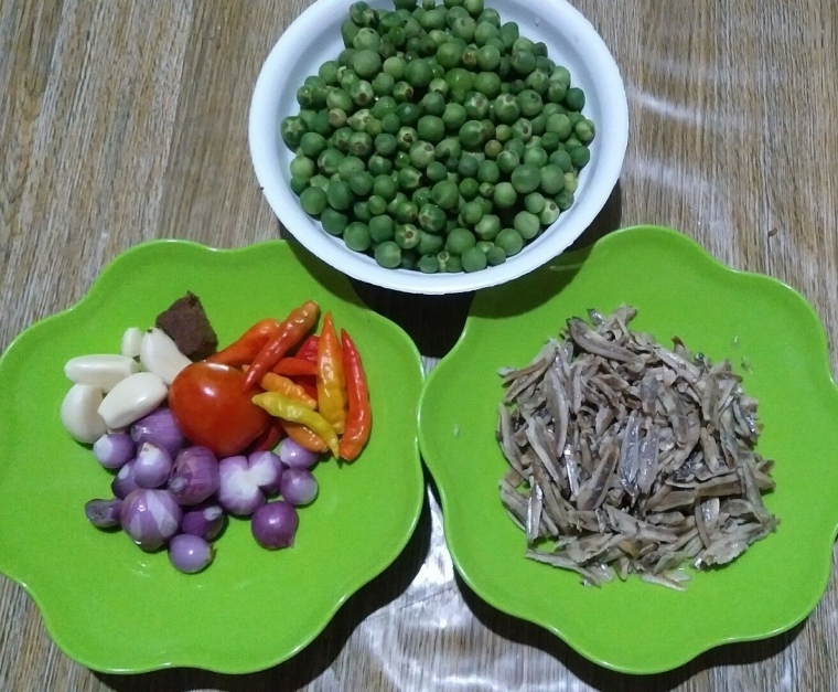 Bahan-bahan untuk membuat Sambel Terong Pokak | dok.pri