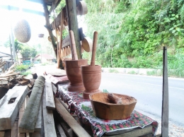 Lesung dan ulekan hasil kerajinan kayu Mama Bapak Kibod (Dokpri)