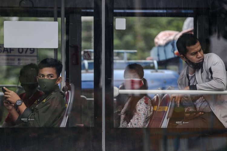 Warga menggunakan masker saat menumpangi bus transjakarta di Jl. Letjen S. Parman, Jakarta Barat, Senin (4/5/2020). (KOMPAS.com/GARRY LOTULUNG)