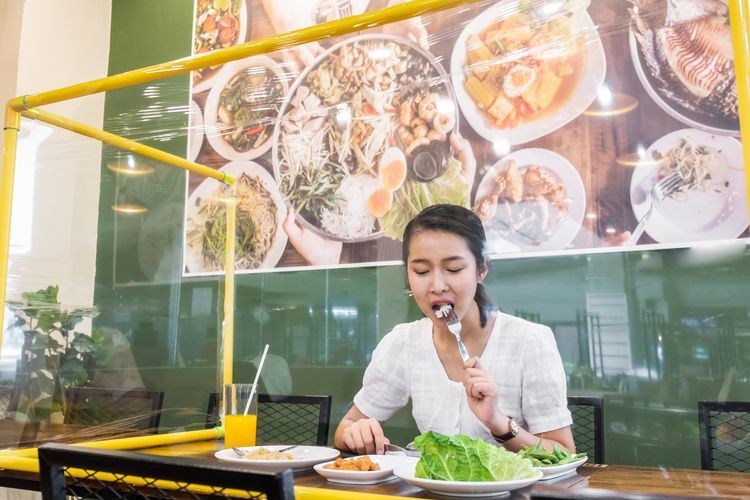 Ilustrasi makan di restoran dengan tetap jaga jarak aman selama new normal? (sumber gambar : https://www.kompas.com)