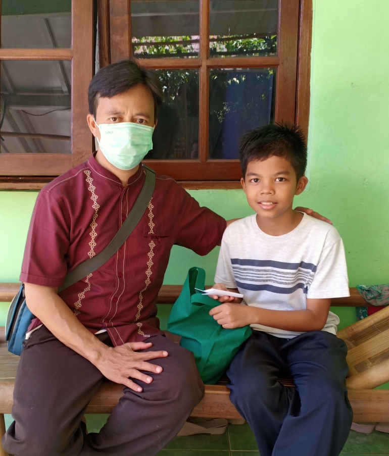 Paket sembako dan uang titipan DKM Daarul Ihsan diterima yatim di RW 2 Nanggewer