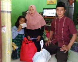 Keluarga yatim gembira dapat bantuan dari DKM Daarul Ihsan 
