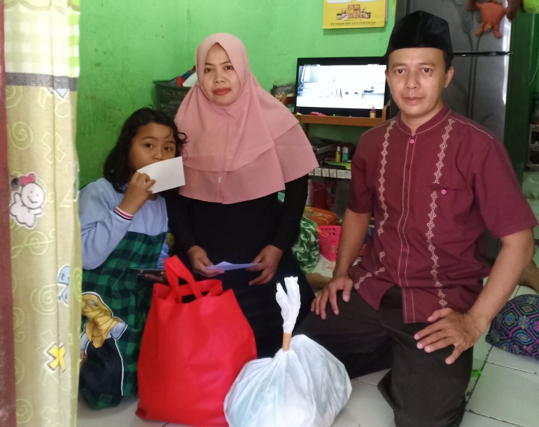Keluarga yatim gembira dapat bantuan dari DKM Daarul Ihsan