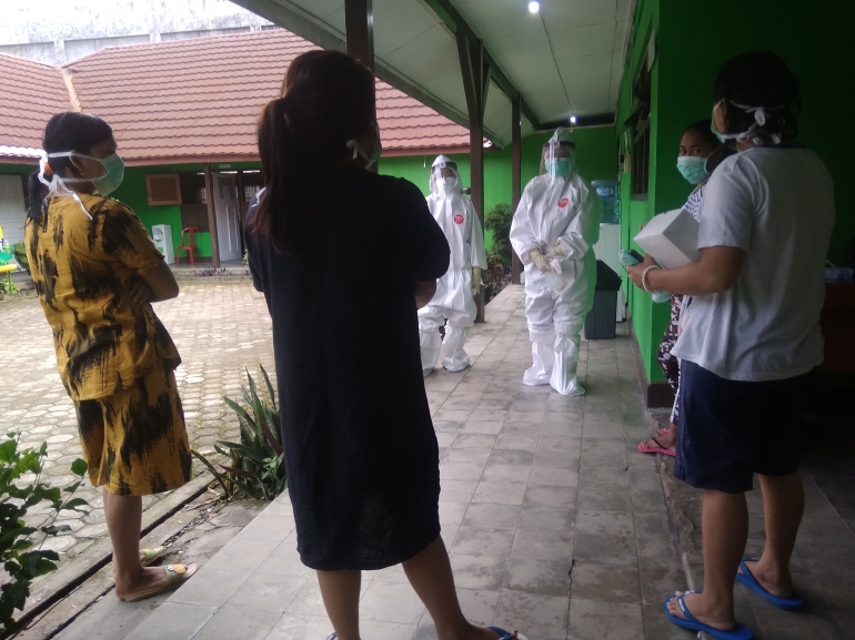 Pasien karantina Graha Lansia protes soal hasil swab yang tidak kunjung diumumkan./foto : Elvidayanty.