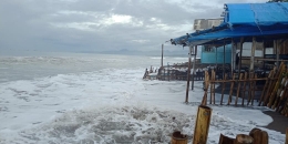 Gelombang Tinggi air laut pasang terpa pantai Citepus Palabuhanratu Selasa (26/05/20)