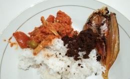 Sepiring Nasi dengan Ikan Asin dan Rendang. (Sumber : Dok. Pribadi).