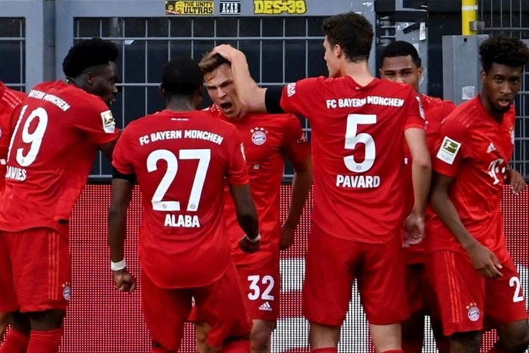 Gelandang Bayern Muenchen Joshua Kimmich (tengah) berselebrasi dengan rekan setimnya dalam pertandingan Bundesliga antara Borussia Dortmund vs Bayern Muenchen pada 26 Mei 2020 di Dortmund, Jerman.(AFP/FEDERICO GAMBARINI) 