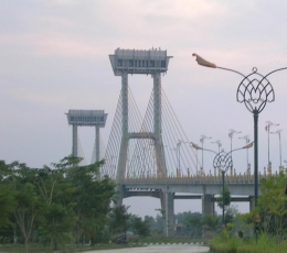 Dua menara ikon Jembatan Siak. (foto: dok. pribadi)